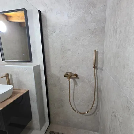 Stone House Dida Toni For 8 People 度假居 *