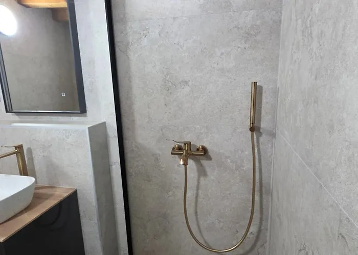 Stone House Dida Toni For 8 People 度假居 *